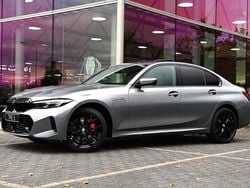 Grijs Nieuw 2025 BMW 330e Executive Sedan | € 72.652 (Eerlijke prijs)