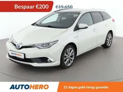 Wit, metallic lak Gebruikt 2017 Toyota Auris Executive Stationwagen | € 15.649 (Eerlijke prijs)