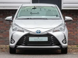 Grijs, metallic lak Gebruikt 2018 Toyota Yaris Hybrid Hatchback | € 14.900 (Goede deal)