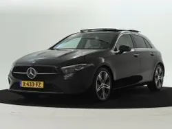 Donker metallic kosmoszwart Gebruikt 2023 Mercedes 180 Luxury Sedan | € 36.950