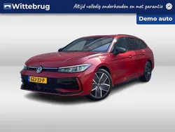 Rood, metallic lak Gebruikt 2025 VW Passat R-line Edition Stationwagen | € 57.990