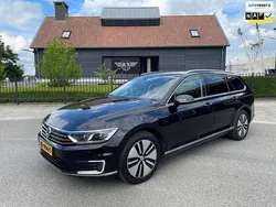 Zwart, metallic lak Gebruikt 2015 VW Passat Highline Stationwagen | € 13.700 (Eerlijke prijs)