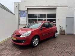 Rood Gebruikt 2006 Renault Clio II Dynamique Hatchback | € 3.495 (Eerlijke prijs)