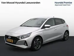 Sleek silver metallic (rys) Gebruikt 2021 Hyundai i20 Comfort Hatchback | € 15.940 (Eerlijke prijs)