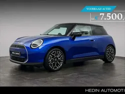 Blauw Nieuw 2024 Mini Cooper Favoured Hatchback | € 37.004 (Goede deal)