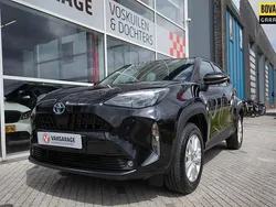 Zwart, metallic lak Gebruikt 2022 Toyota Yaris Cross Business Edition SUV | € 25.950 (Eerlijke prijs)
