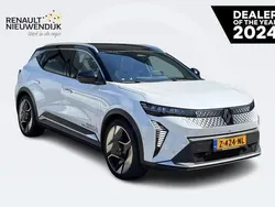 Wit nacre met dak in sterzwart Gebruikt 2024 Renault Scénic Iconic MPV | € 39.895