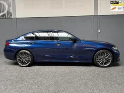 Blauw, metallic lak Gebruikt 2019 BMW 330 Executive Sedan | € 31.450 (Eerlijke prijs)
