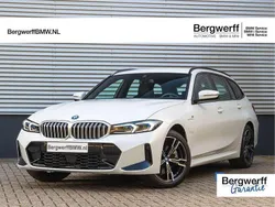 Wit, metallic lak Gebruikt 2024 BMW 330 M Sport Stationwagen | € 46.875 (Eerlijke prijs)