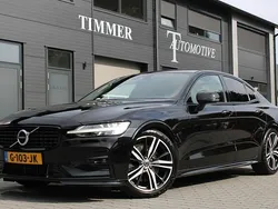 Zwart, metallic lak Gebruikt 2019 Volvo S60 R-Design Sedan | € 26.900 (Eerlijke prijs)