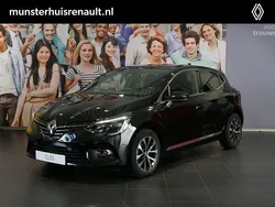 Noir étoilé gne (donker zwart metallic) Gebruikt 2022 Renault Clio V Techno Hatchback | € 15.595 (Eerlijke prijs)