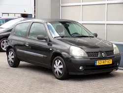 Zwart Gebruikt 2004 Renault Clio II Authentique Hatchback | € 795 (Eerlijke prijs)