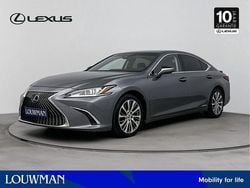 Sonic grey (grijs metallic) Gebruikt 2021 Lexus ES300H Business Edition Sedan | € 37.450 (Eerlijke prijs)