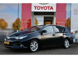 Zwart Gebruikt 2016 Toyota Auris Hybrid Trend Hatchback | € 14.499 (Eerlijke prijs)