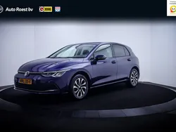 Blauw Gebruikt 2022 VW Golf VIII Business Hatchback | € 26.925 (Eerlijke prijs)
