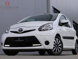 Wit Gebruikt 2013 Toyota Aygo Hatchback | € 7.450 (Eerlijke prijs)