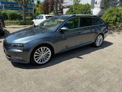 Grijs Gebruikt 2017 Skoda Superb Stationwagen | € 17.770 (Eerlijke prijs)