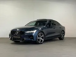 Blauw, metallic lak Gebruikt 2022 Volvo S60 R-Design Sedan | € 34.940 (Eerlijke prijs)