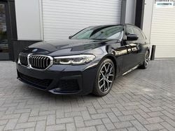 Blauw (metallic) Gebruikt 2021 BMW 530e M Sport Stationwagen | € 28.500 (Goede deal)