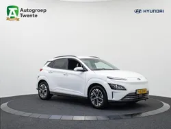 Serenity white (wit metallic) Gebruikt 2023 Hyundai Kona SUV | € 28.950 (Iets duurder)