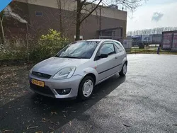 Grijs, metallic lak Gebruikt 2003 Ford Fiesta Celebration Hatchback | € 999 (Eerlijke prijs)