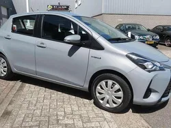 Grijs, metallic lak Gebruikt 2019 Toyota Yaris Hybrid Active Hatchback | € 10.950 (Eerlijke prijs)