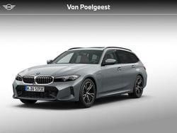 Skyscraper grey metallic (grijs metallic) Nieuw 2025 BMW 330e M Sport Stationwagen | € 66.679 (Super prijs)