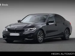 Zwart Gebruikt 2022 BMW 318 Comfort Edition Sedan | € 34.880 (Eerlijke prijs)