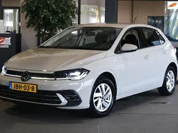 Grijs, metallic lak Gebruikt 2022 VW Polo Style Hatchback | € 20.950 (Goede deal)