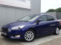 Blauw, metallic lak Gebruikt 2015 Ford Focus Titanium Hatchback | € 13.450 (Goede deal)