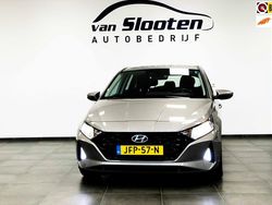 Grijs, metallic lak Gebruikt 2022 Hyundai i20 Comfort Hatchback | € 18.350 (Eerlijke prijs)