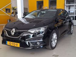 Zwart Gebruikt 2016 Renault Mégane III Zen Hatchback | € 11.500 (Eerlijke prijs)