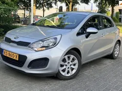 Grijs Gebruikt 2015 Kia Rio Hatchback | € 8.450 (Eerlijke prijs)