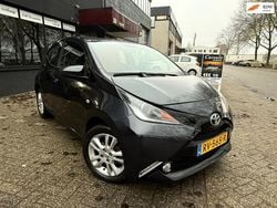 Grijs (metallic) Gebruikt 2017 Toyota Aygo X-wave Hatchback | € 7.650 (Super prijs)