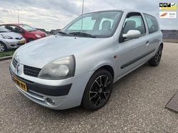 Grijs Gebruikt 2001 Renault Clio II Expression Hatchback | € 2.399 (Eerlijke prijs)