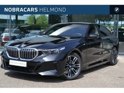 Saphirschwarz (donker zwart metallic) Gebruikt 2024 BMW 530e Shadowline Sedan | € 59.950 (Duur)