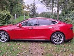 Rood (metallic) Gebruikt 2015 Tesla Model S Hatchback | € 17.500 (Super prijs)