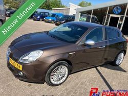 Bruin Gebruikt 2014 Alfa Romeo Giulietta Hatchback | € 8.500 (Eerlijke prijs)