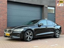 Zwart (metallic) Gebruikt 2020 Volvo S60 R-Design Sedan | € 28.900 (Eerlijke prijs)