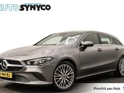 Grijs, metallic lak Gebruikt 2021 Mercedes CLA180 Shooting Brake Stationwagen | € 25.400 (Goede deal)