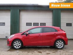 Rood Gebruikt 2015 Kia Rio Hatchback | € 7.750 (Eerlijke prijs)