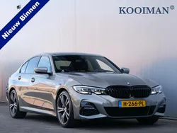 Grijs, metallic lak Gebruikt 2020 BMW 318 Executive Sedan | € 29.450 (Goede deal)