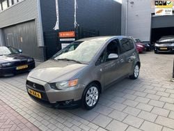 Grijs, metallic lak Gebruikt 2009 Mitsubishi Colt Edition Hatchback | € 1.999 (Eerlijke prijs)