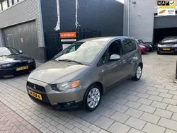 Grijs, metallic lak Gebruikt 2009 Mitsubishi Colt Edition Hatchback | € 1.999 (Goede deal)