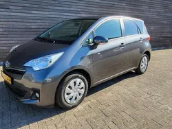 Grijs Gebruikt 2013 Toyota Verso-S MPV | € 9.750 (Eerlijke prijs)