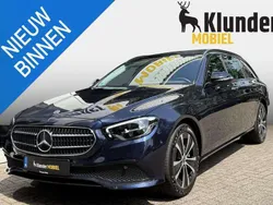 Blauw, metallic lak Gebruikt 2021 Mercedes E300 Avantgarde Stationwagen | € 33.950 (Goede deal)