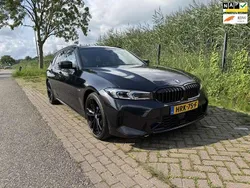 Zwart, metallic lak Gebruikt 2022 BMW 330e M Sport Stationwagen | € 37.475 (Eerlijke prijs)