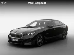 Saphirschwarz metallic (zwart metallic) Nieuw 2025 BMW i5 M Sport Sedan | € 86.255 (Super prijs)