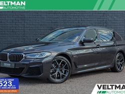 Grijs Gebruikt 2022 BMW 530e M Sport Stationwagen | € 39.495 (Eerlijke prijs)