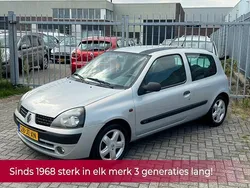Grijs Gebruikt 2002 Renault Clio II Hatchback | € 990 (Eerlijke prijs)